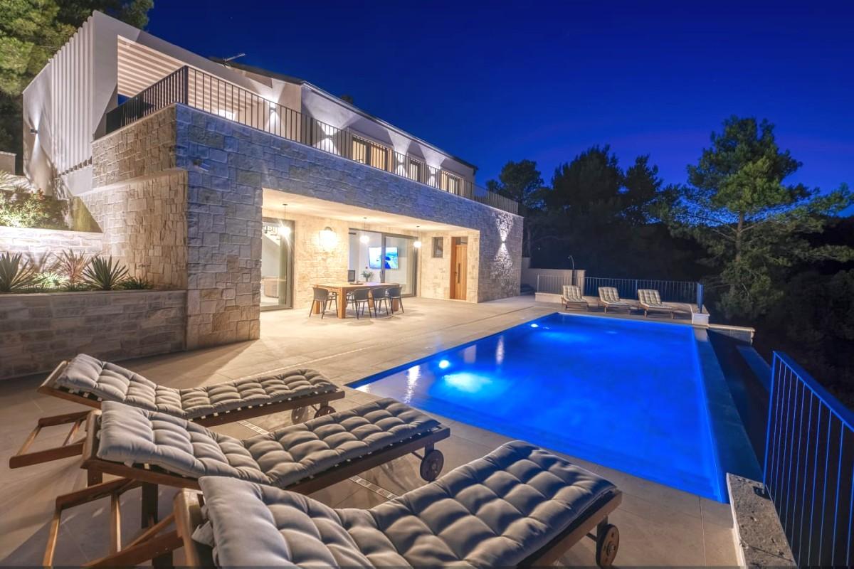 Moderna vila s bazenom i pogledom na more