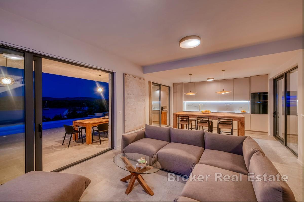 Moderna vila s bazenom i pogledom na more