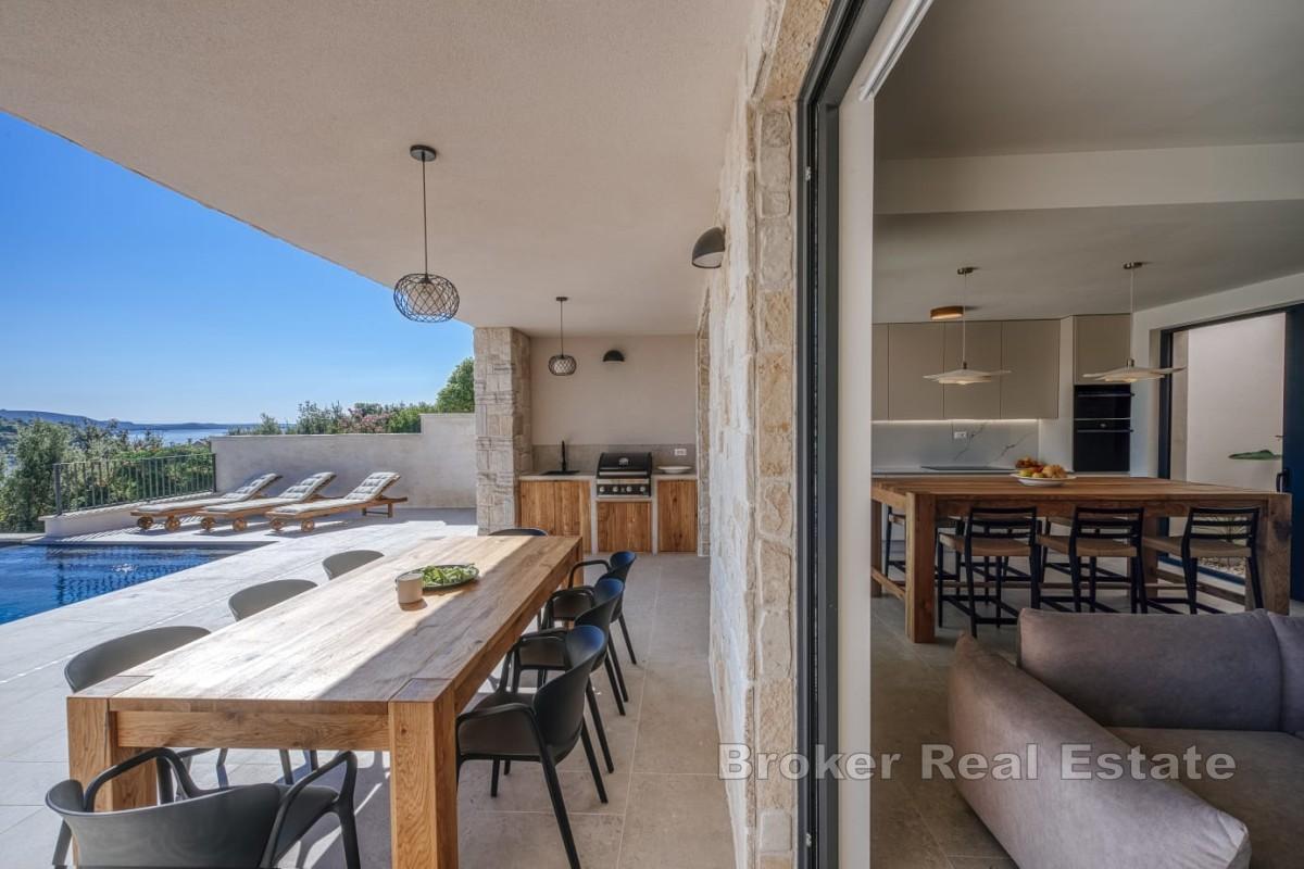 Moderna vila s bazenom i pogledom na more