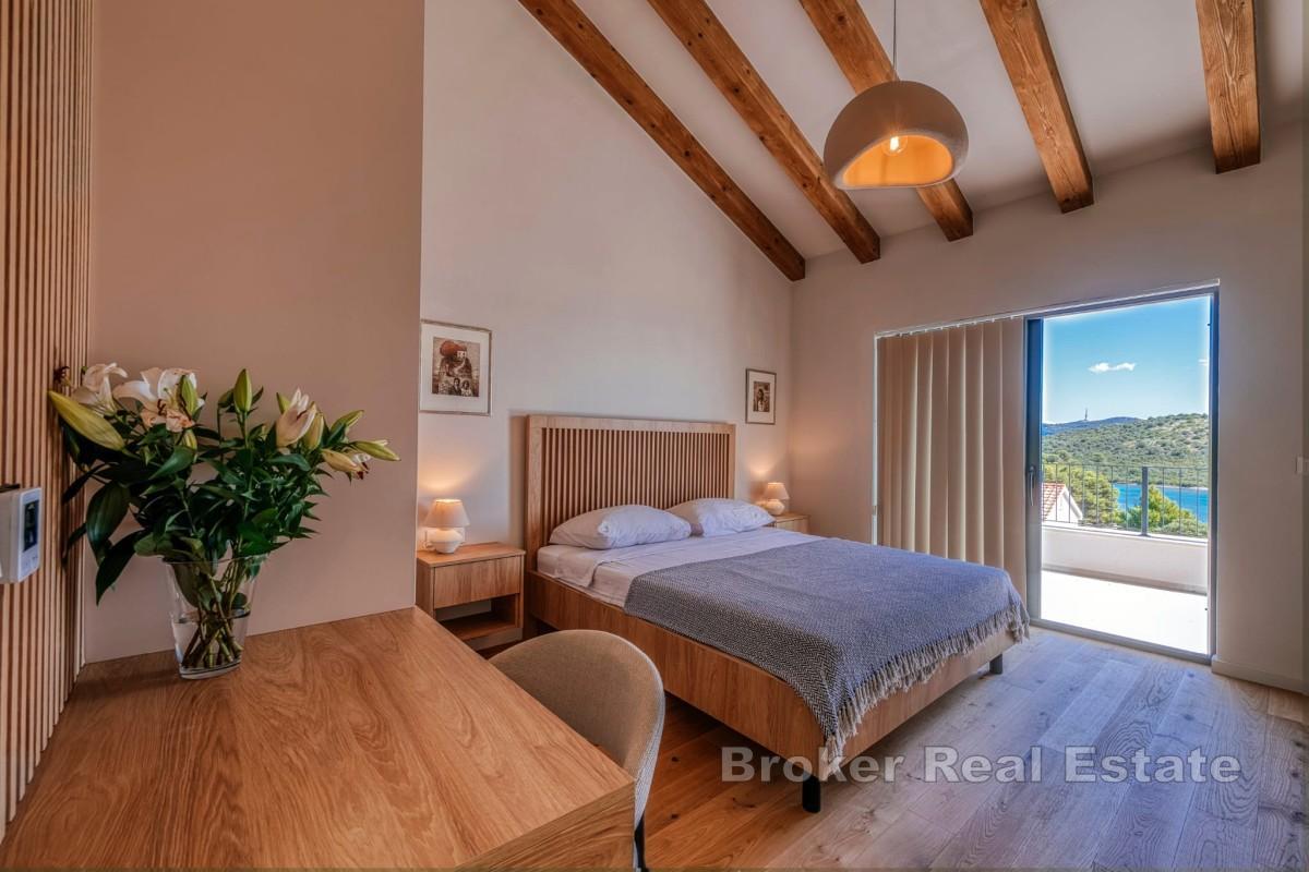 Moderna vila s bazenom i pogledom na more