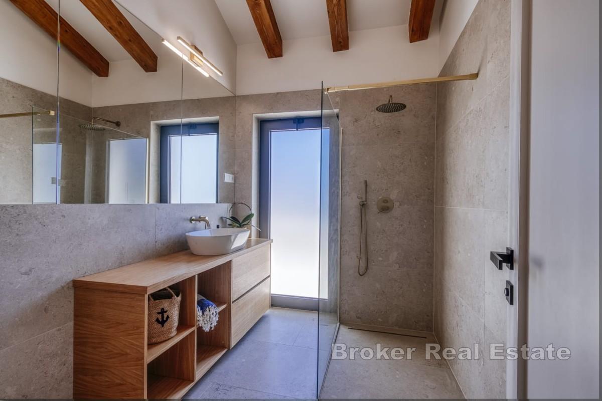 Moderne villa med basseng og havutsikt