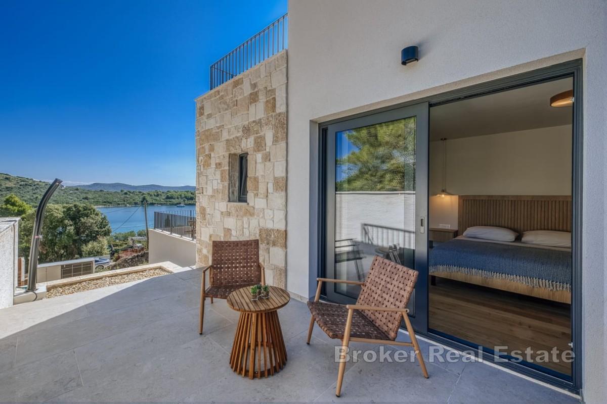 Moderne villa med basseng og havutsikt