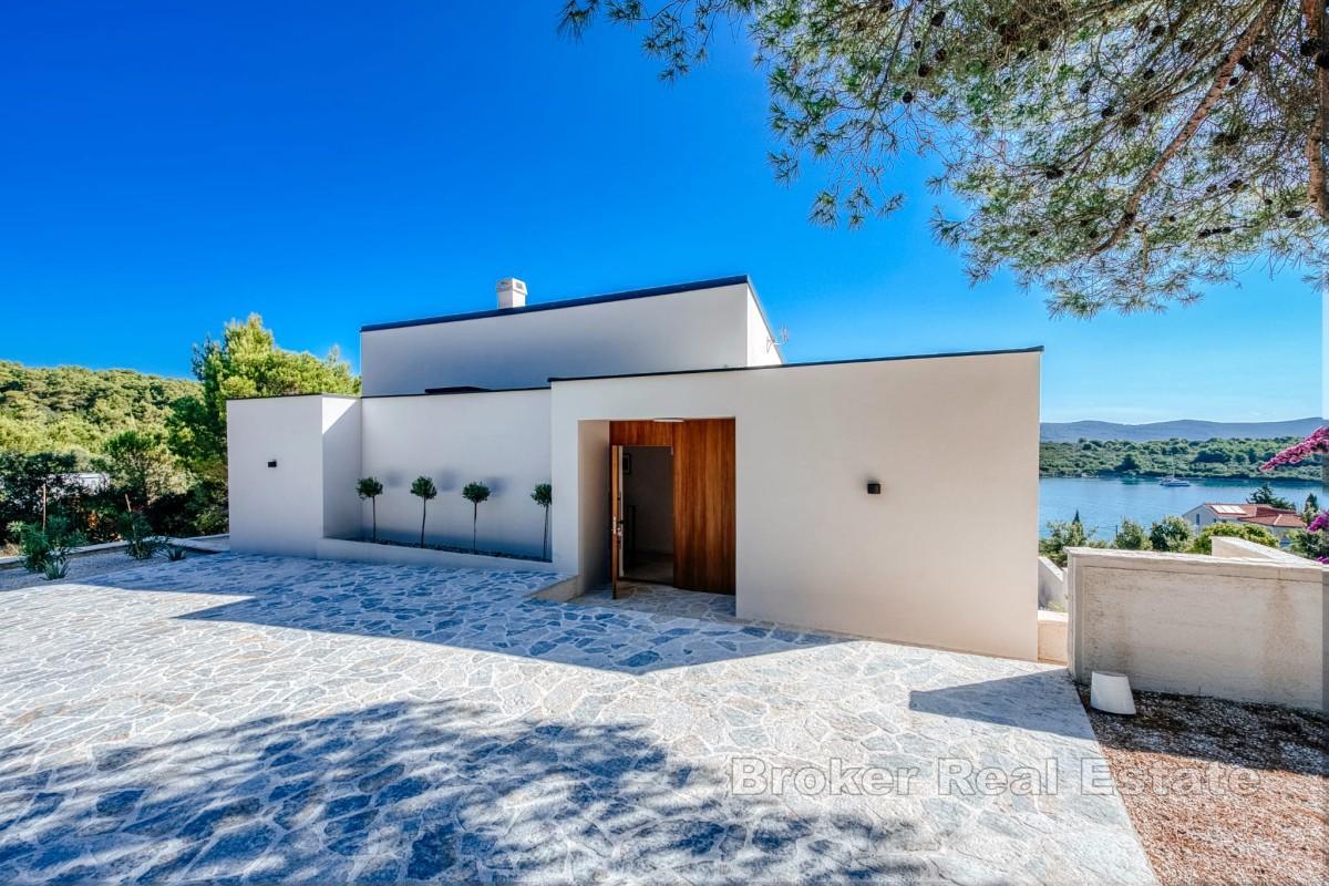 Moderna vila s bazenom i pogledom na more