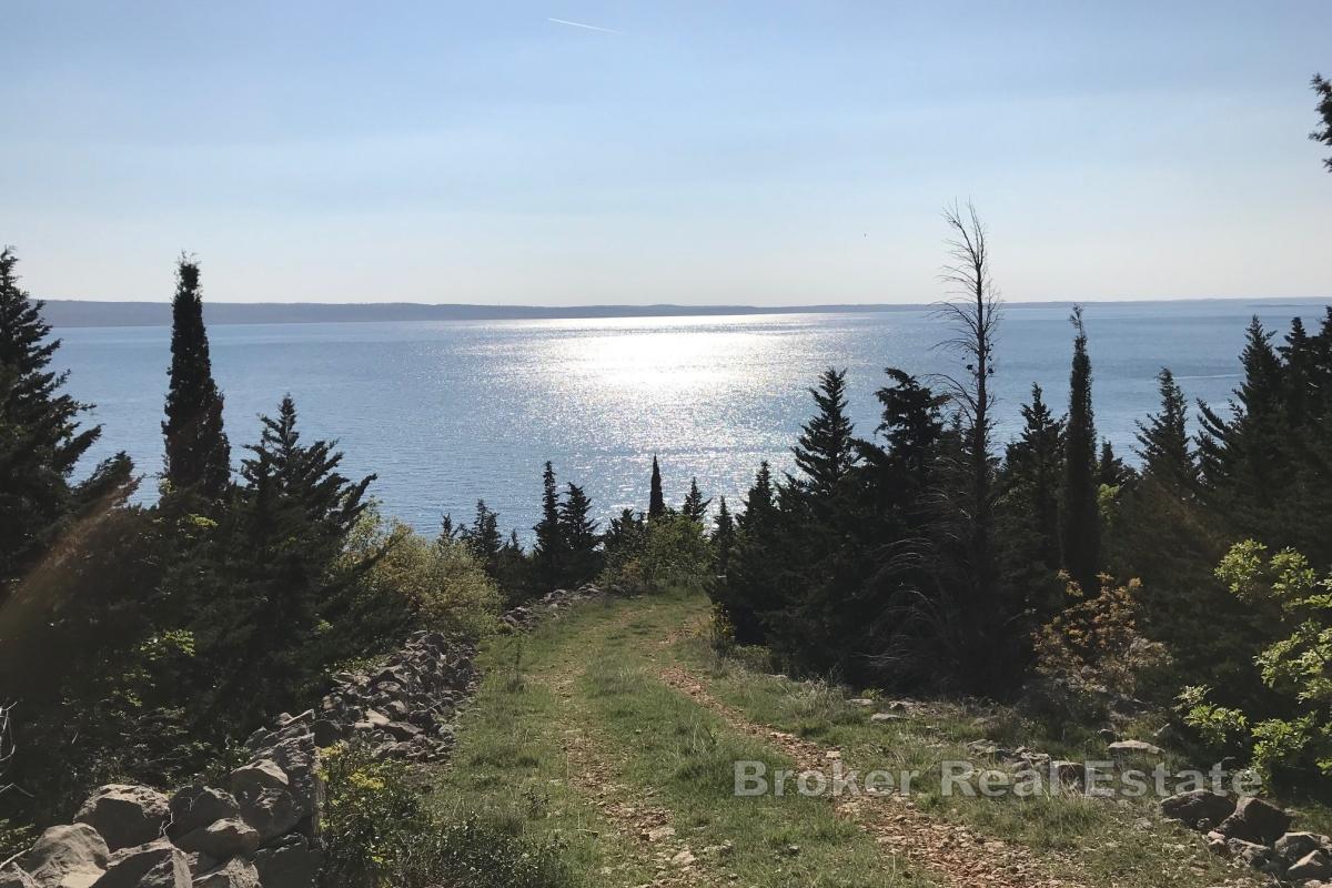 Atraktivní stavební pozemek v první řadě u moře