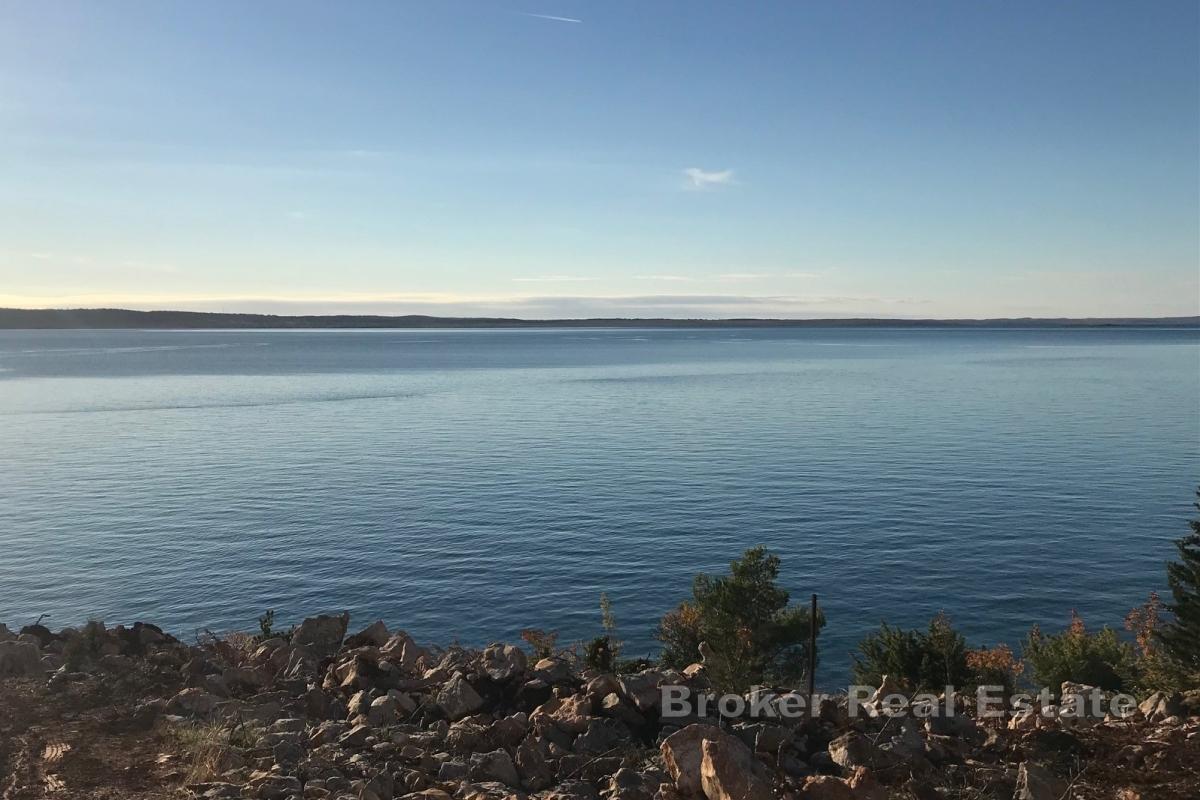 Terrain constructible attrayant en première ligne de mer