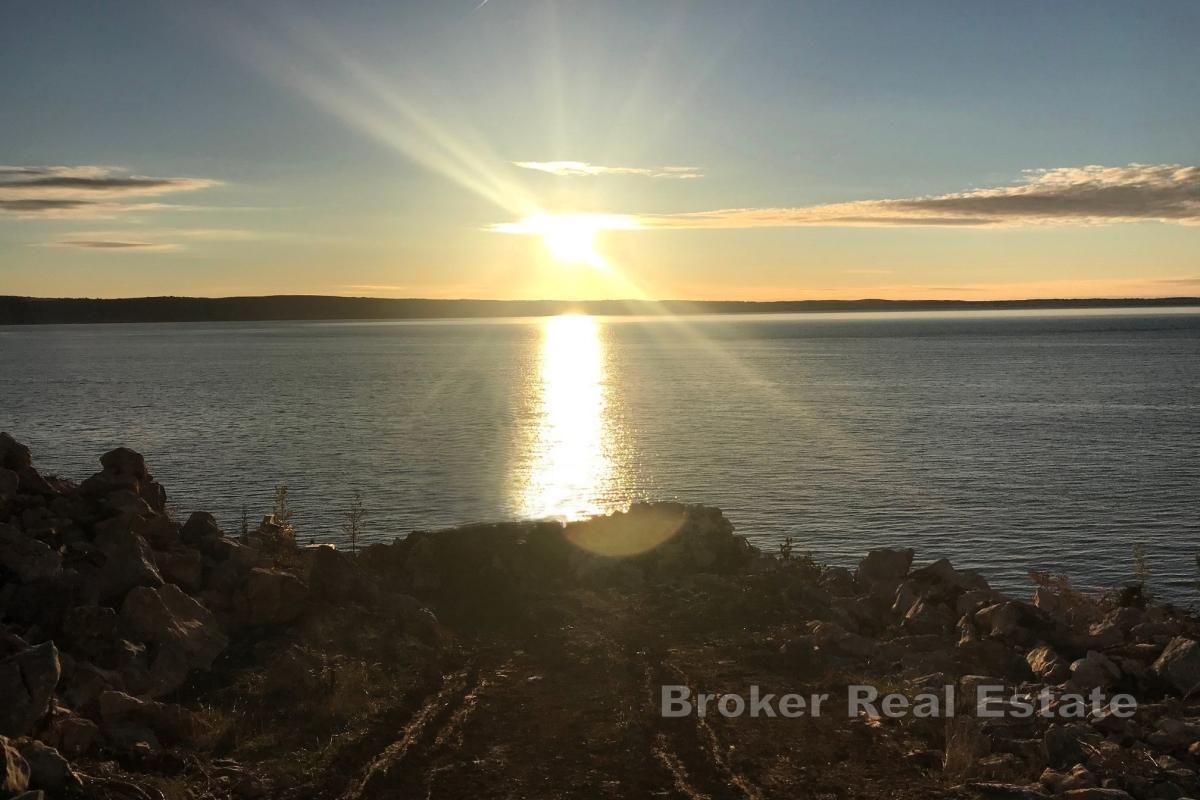 Atraktivní stavební pozemek v první řadě u moře