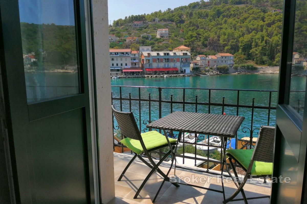 Dvojna kamena kuća na rivi