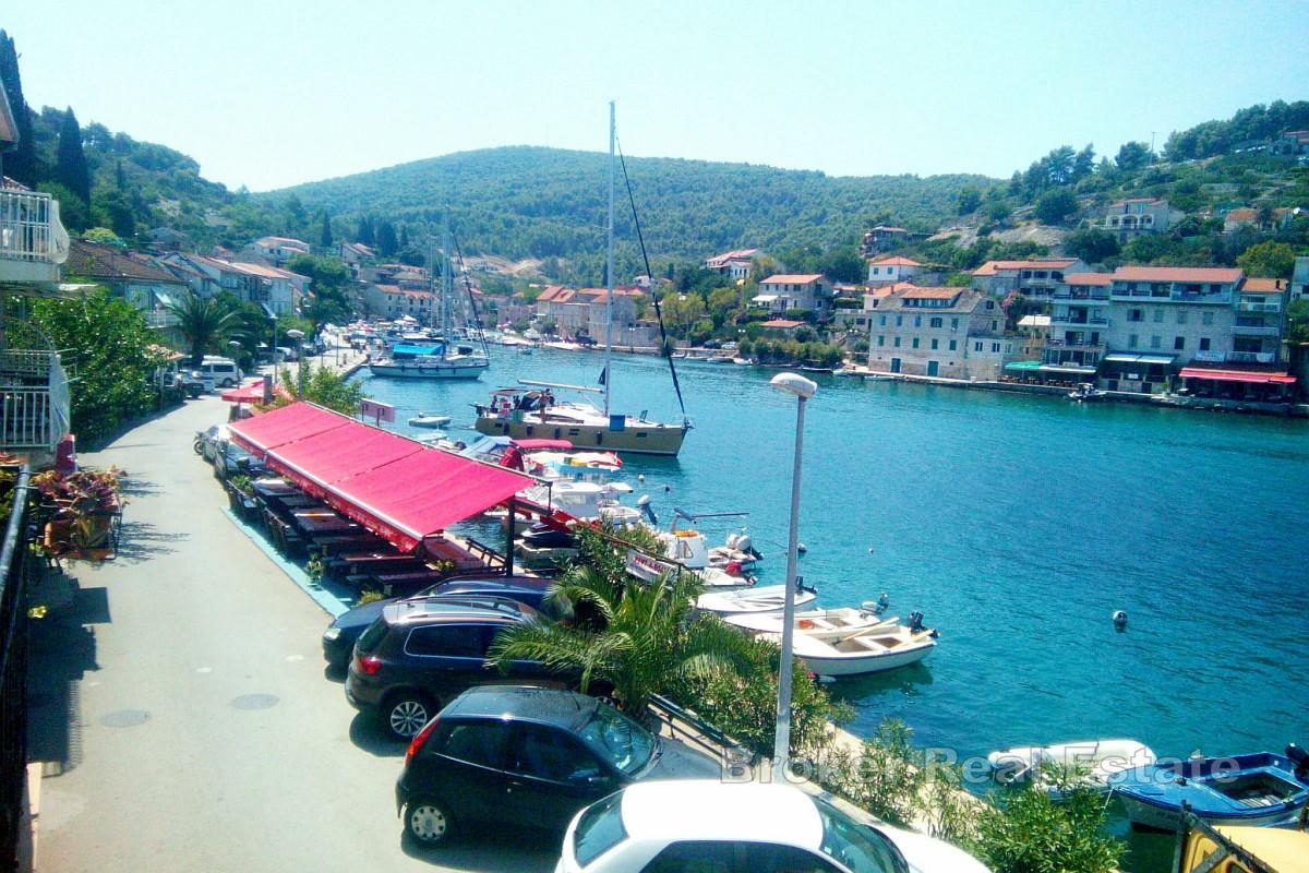 Dvojna kamena kuća na rivi