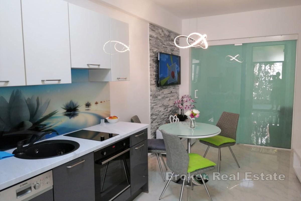 Двухквартирный каменный дом на берегу моря