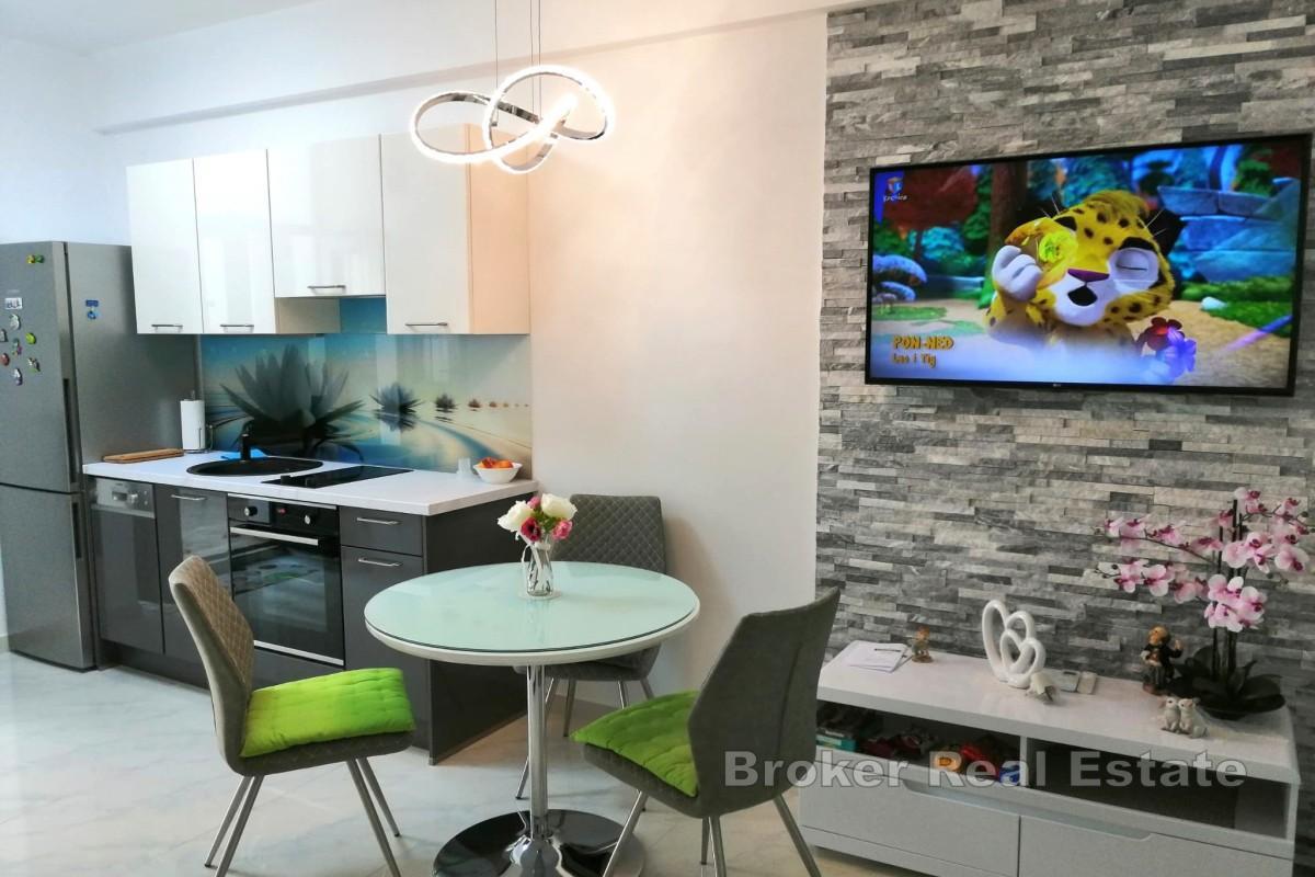 Двухквартирный каменный дом на берегу моря