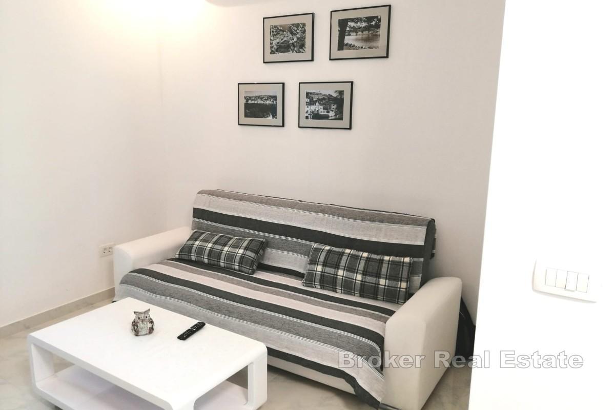 Двухквартирный каменный дом на берегу моря