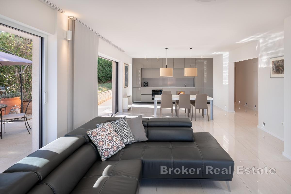 Romslig og moderne innredet leilighet