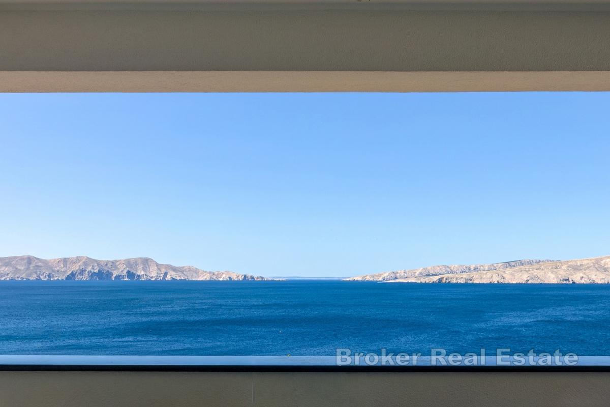 Modern villa med pool och öppen havsutsikt