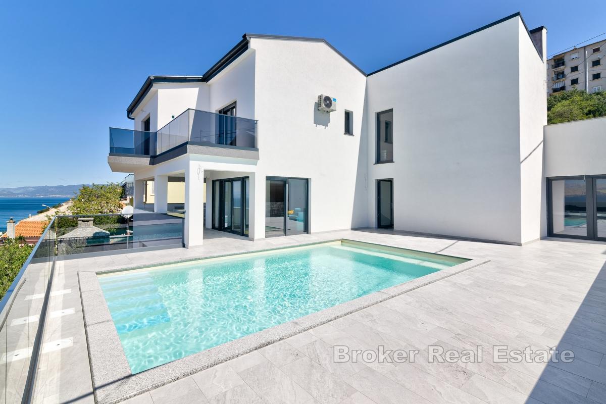 Modern villa med pool och öppen havsutsikt