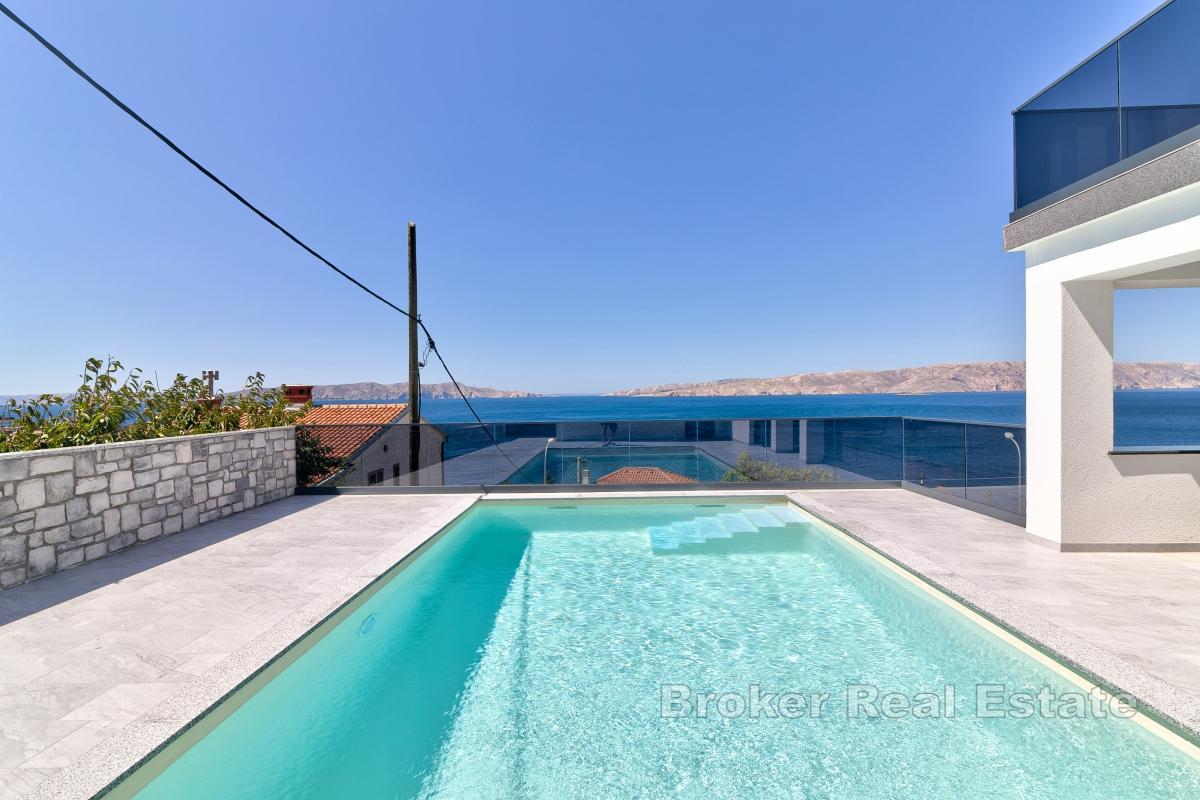 Modern villa med pool och öppen havsutsikt