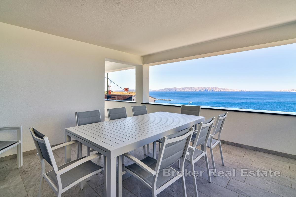 Modern villa med pool och öppen havsutsikt