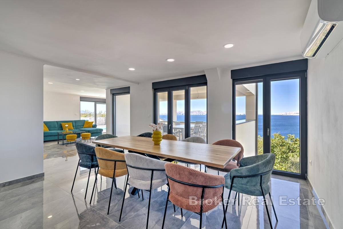 Villa moderne avec piscine et vue dégagée sur la mer