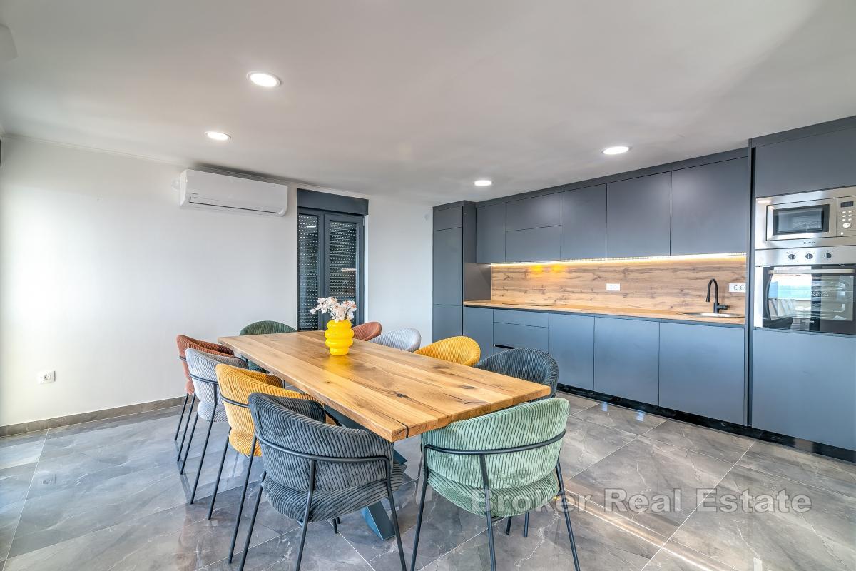 Modern villa med pool och öppen havsutsikt