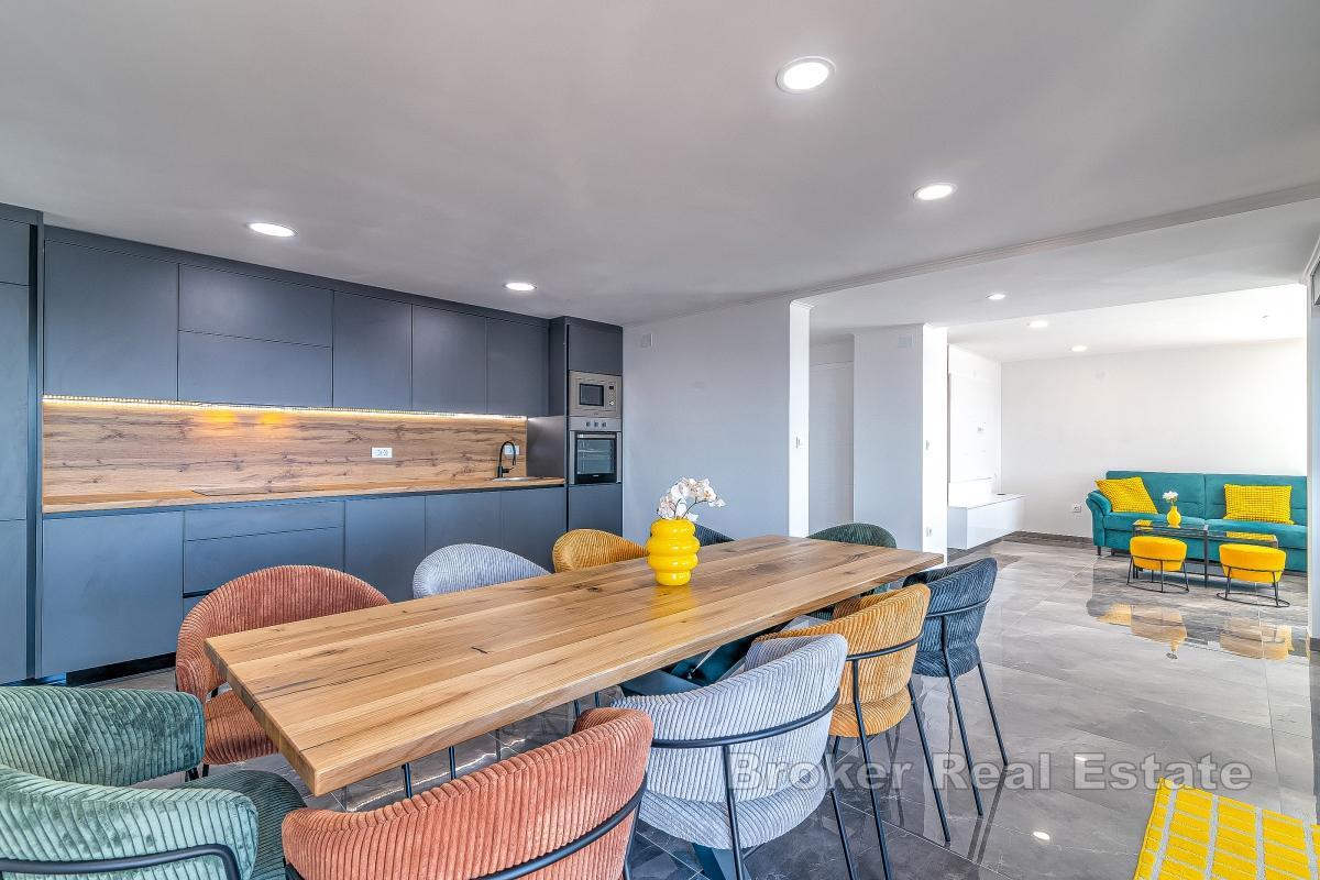 Moderna vila s bazenom i otvorenim pogledom na more