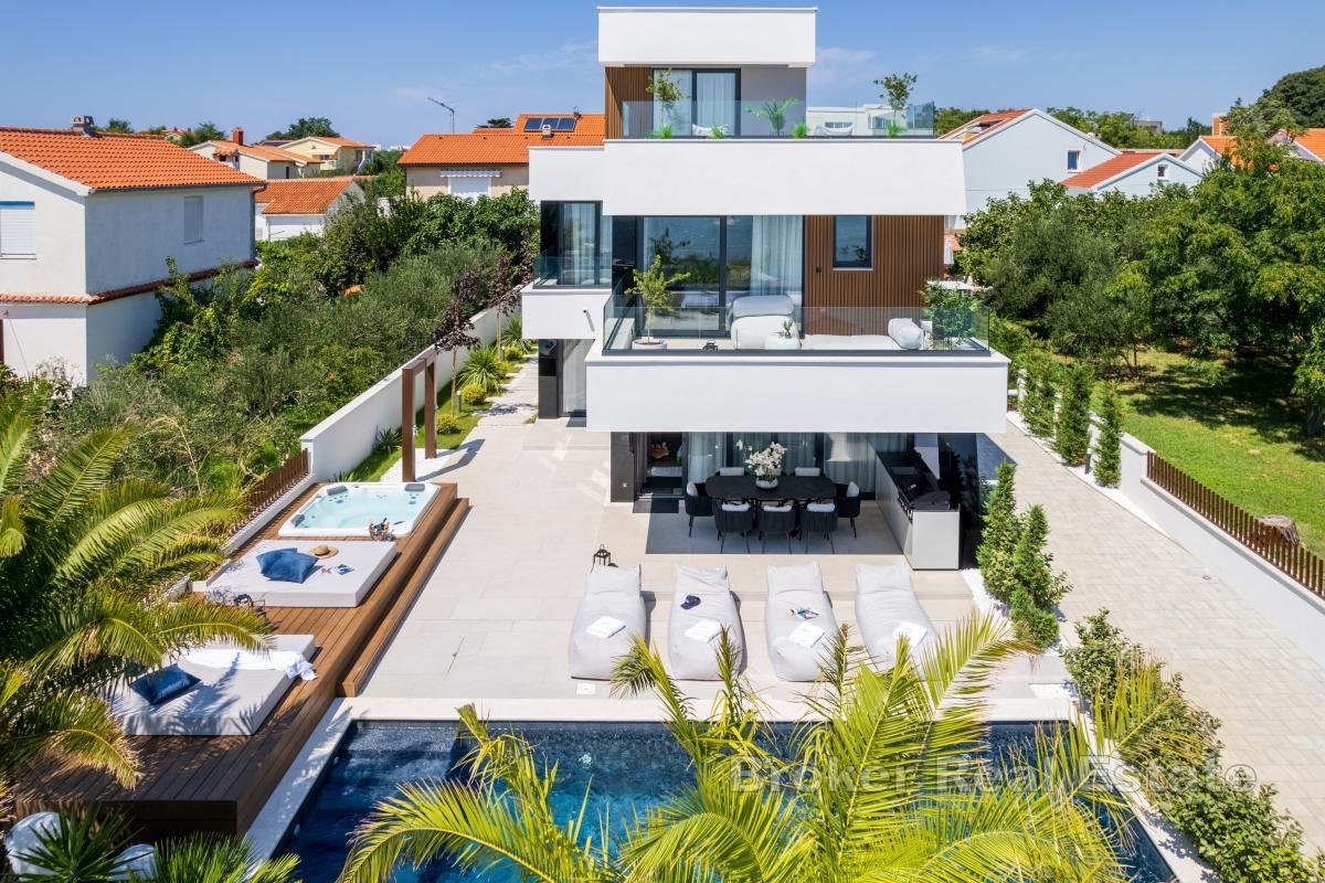 Luxusvilla mit Pool in erster Reihe zum Meer