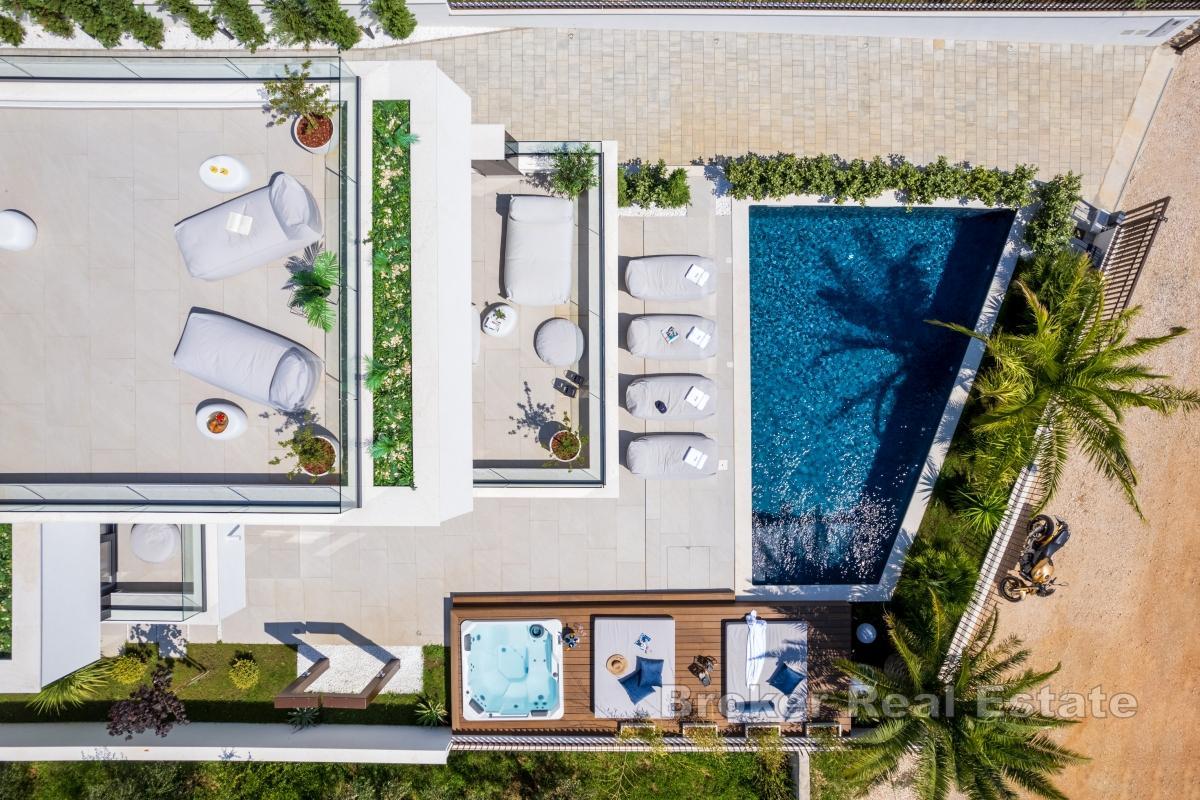 Luxusvilla mit Pool in erster Reihe zum Meer