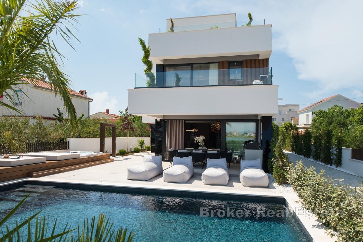 Luxusvilla mit Pool in erster Reihe zum Meer