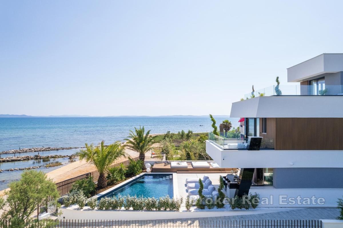 Luxusvilla mit Pool in erster Reihe zum Meer
