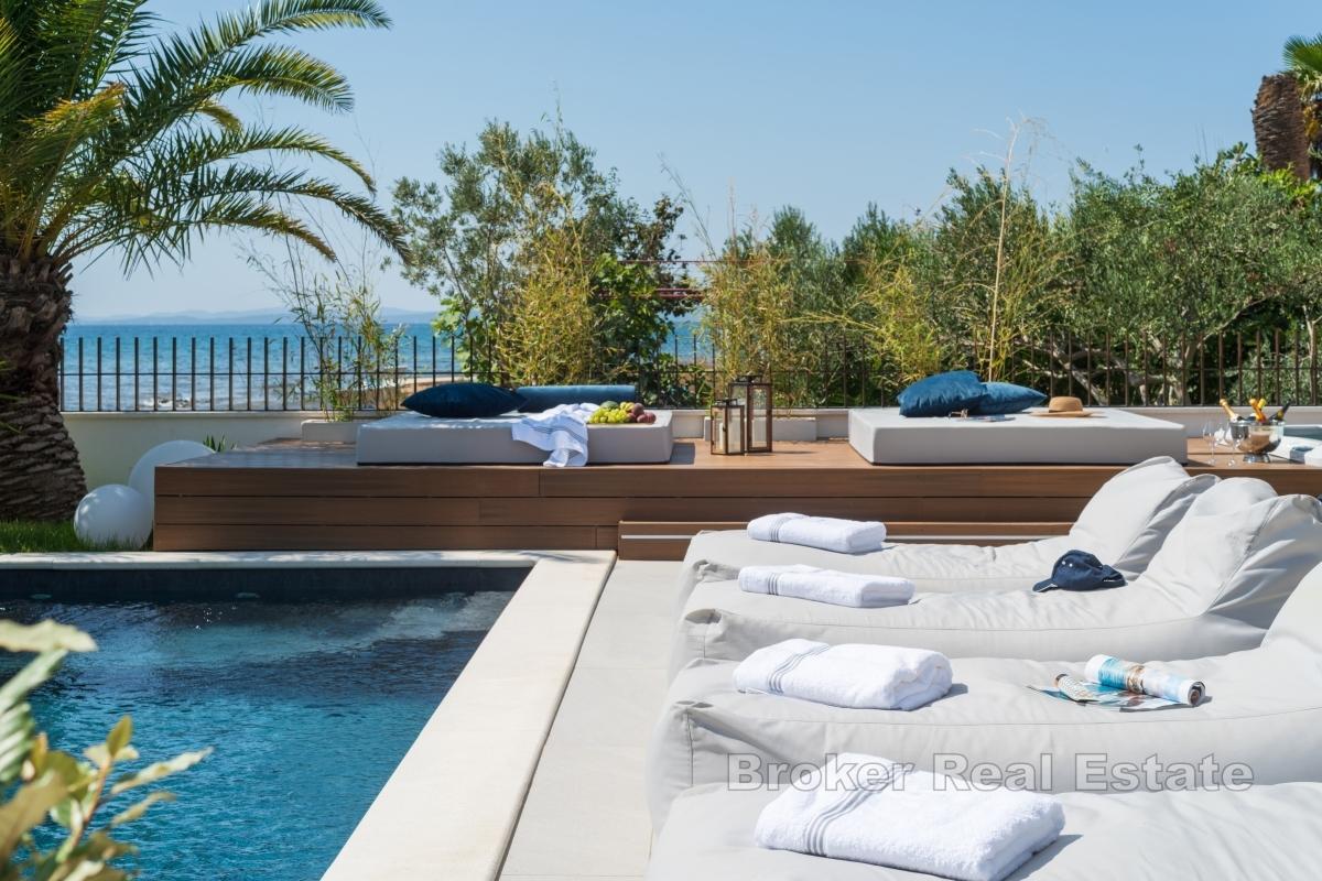 Luxusvilla mit Pool in erster Reihe zum Meer