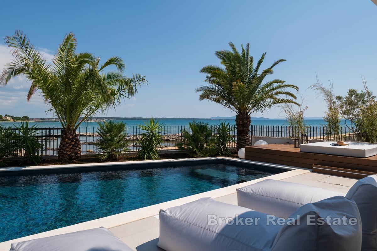 Luxusvilla mit Pool in erster Reihe zum Meer