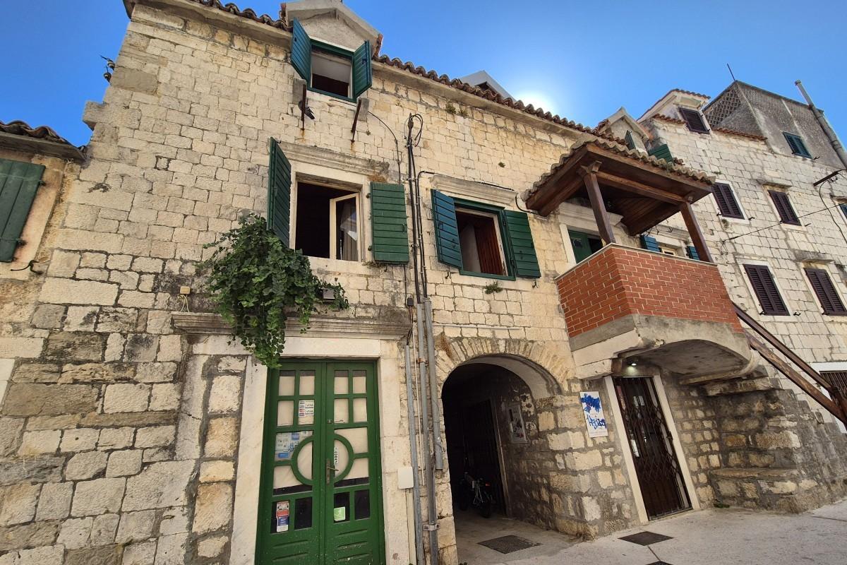 Tradicionalna kamena kuća s poslovnim prostorom, blizu rive