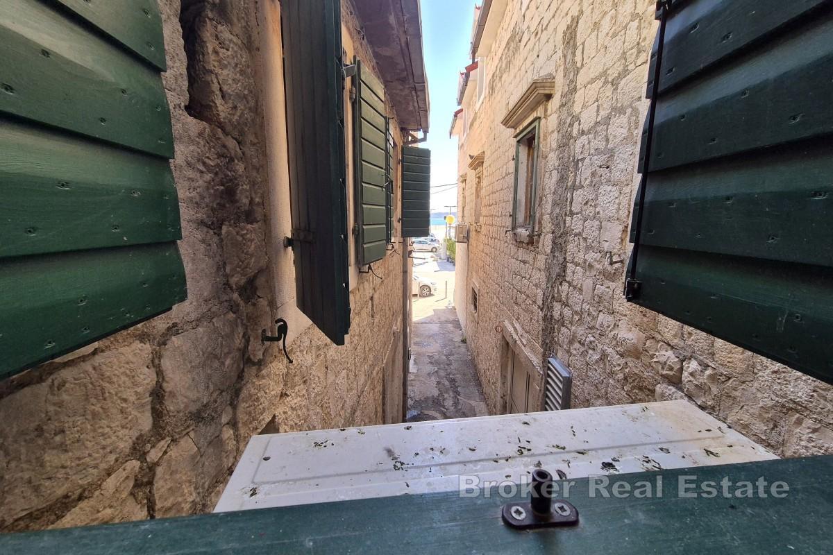 Tradicionalna kamena kuća s poslovnim prostorom, blizu rive