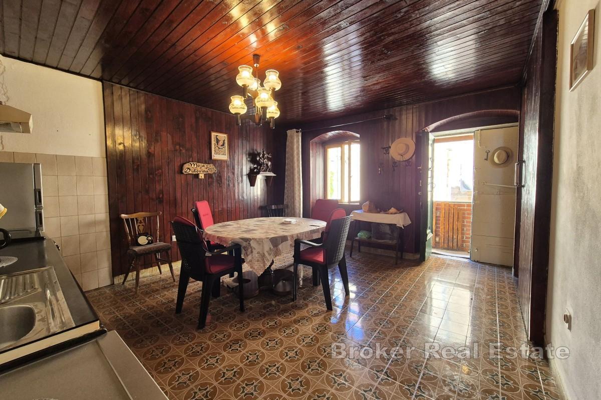 Traditionelles Steinhaus mit Gewerbefläche in Ufernähe