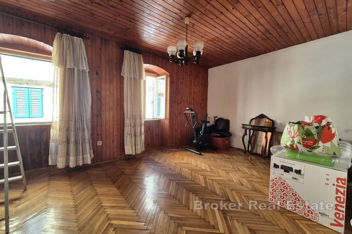 Tradicionalna kamena kuća s poslovnim prostorom, blizu rive