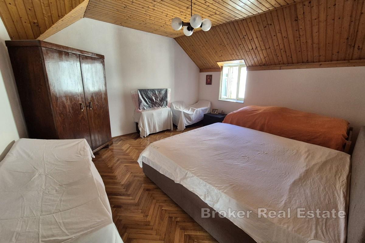 Tradicionalna kamena kuća s poslovnim prostorom, blizu rive