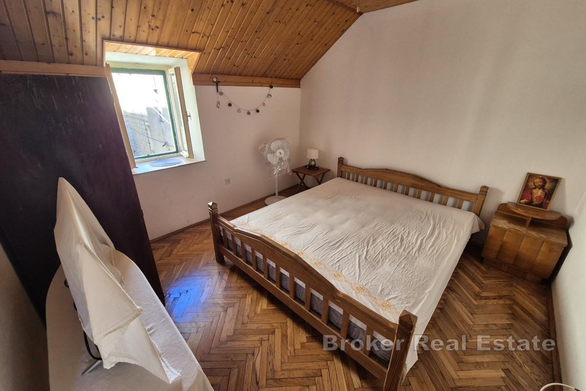 Tradicionalna kamena kuća s poslovnim prostorom, blizu rive