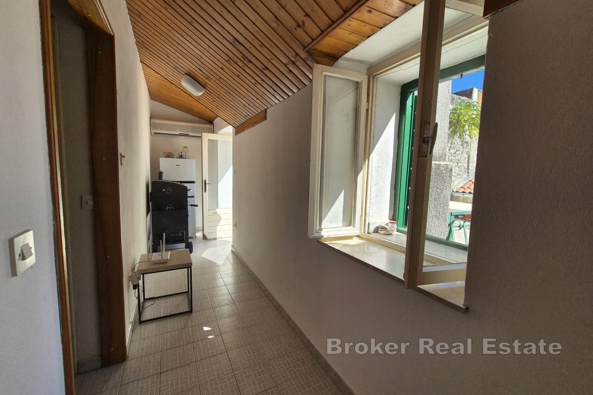 Traditionelles Steinhaus mit Gewerbefläche in Ufernähe