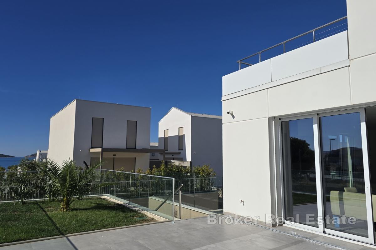 To romslige toromsleiligheter med hage og garasje