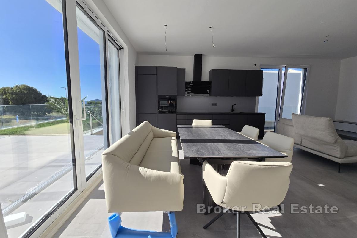 To romslige toromsleiligheter med hage og garasje