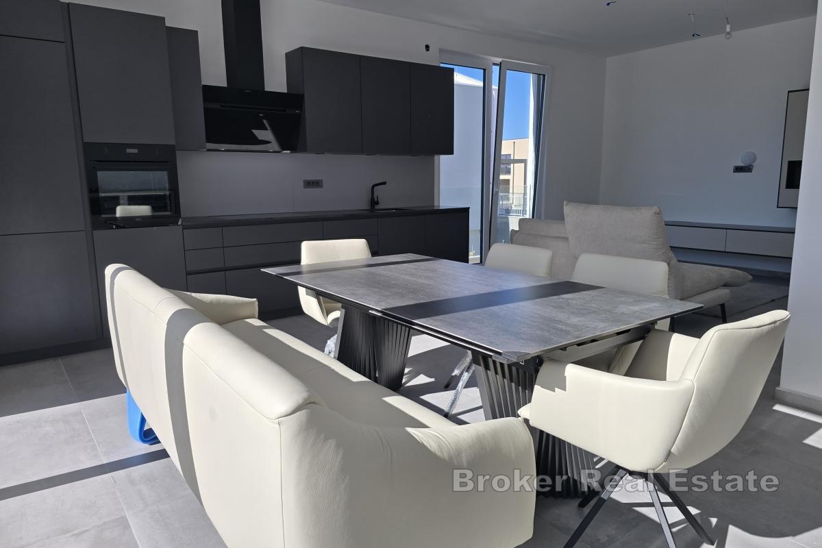 To romslige toromsleiligheter med hage og garasje