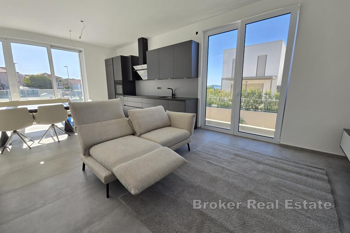 To romslige toromsleiligheter med hage og garasje