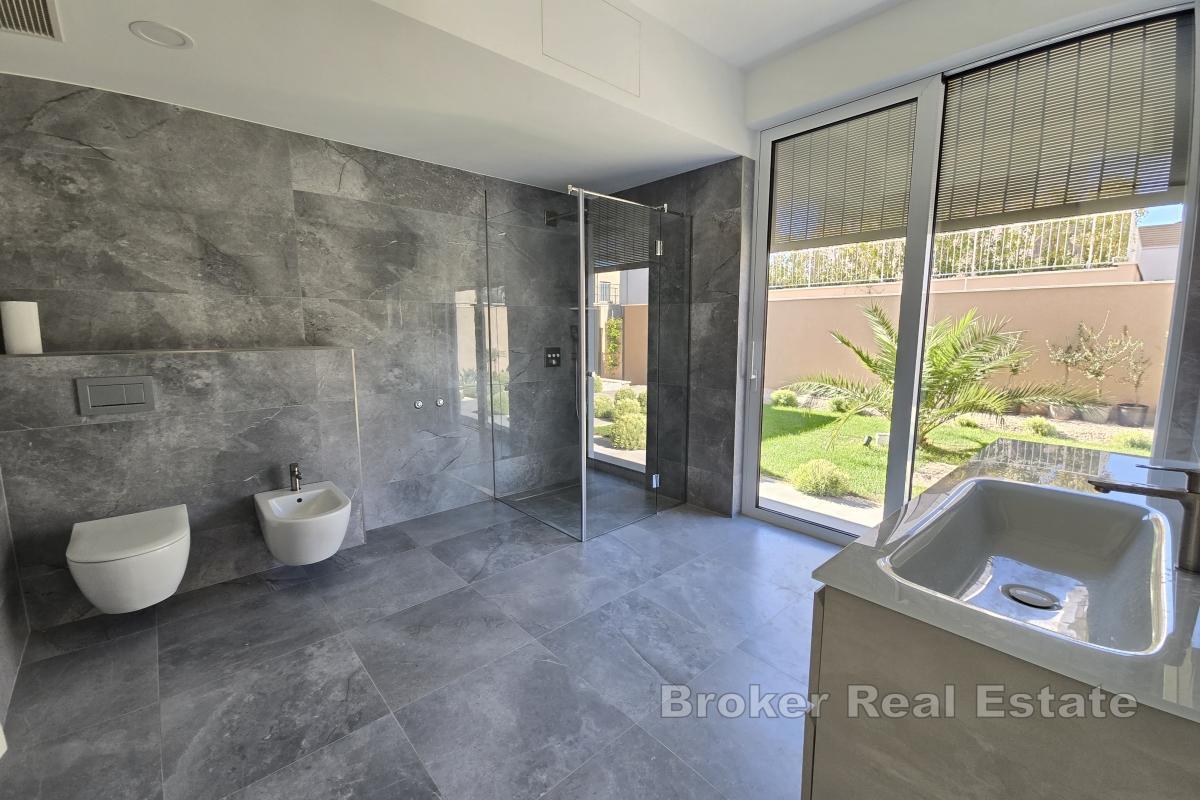 To romslige toromsleiligheter med hage og garasje