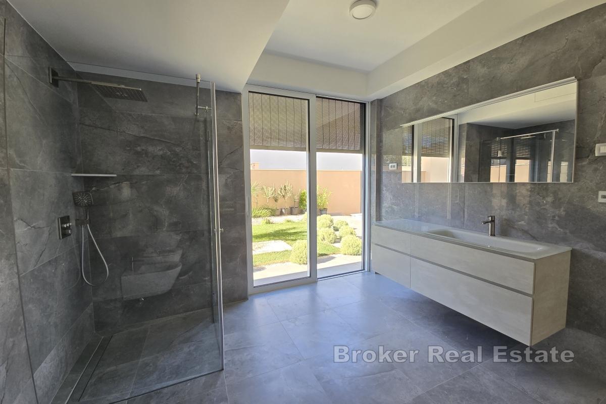 To romslige toromsleiligheter med hage og garasje