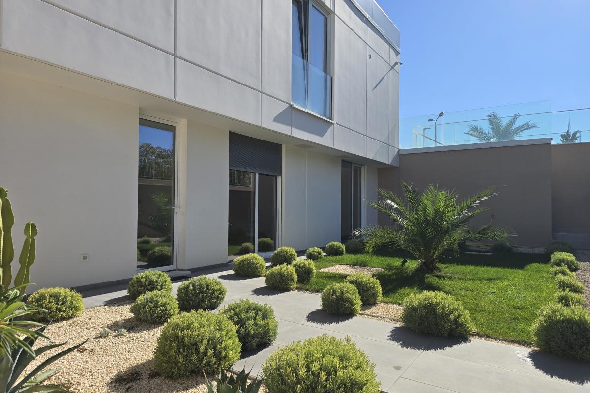 To romslige toromsleiligheter med hage og garasje