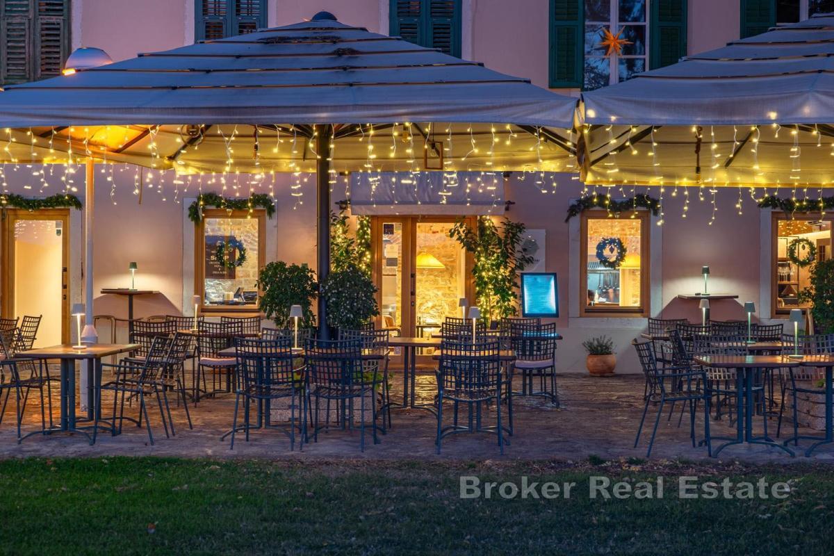 Restaurant bénéficiant d'un emplacement exceptionnel, avec une entreprise établie