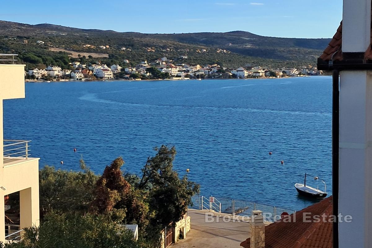 Treroms leilighet nær stranden