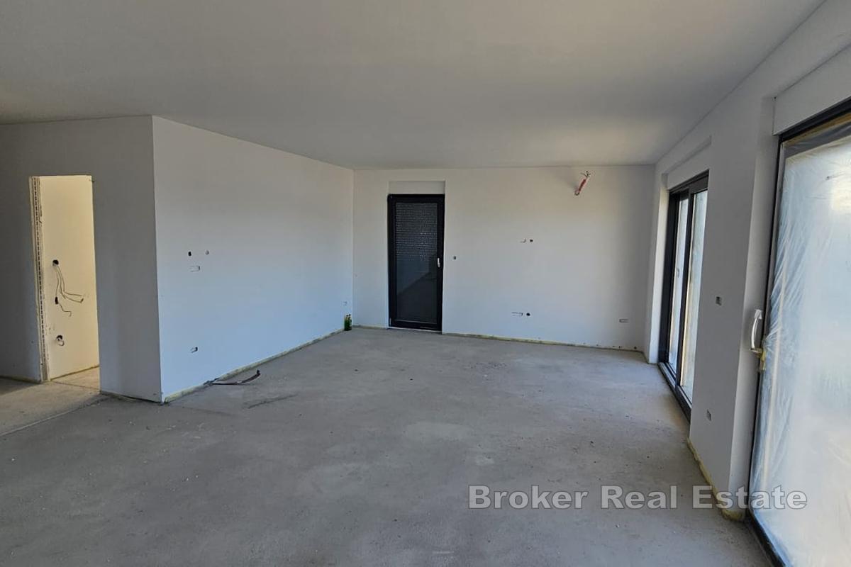 Zweistöckiges Haus mit Meerblick, im Rohbauzustand