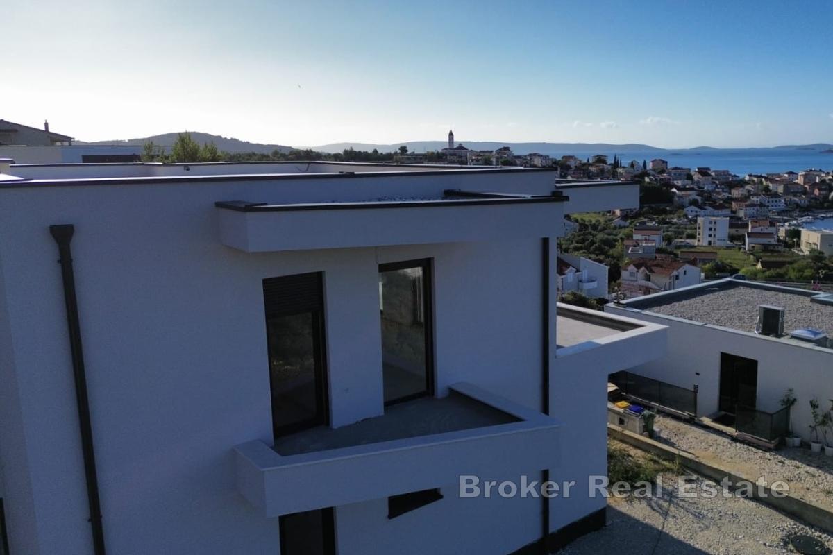 Zweistöckiges Haus mit Meerblick, im Rohbauzustand