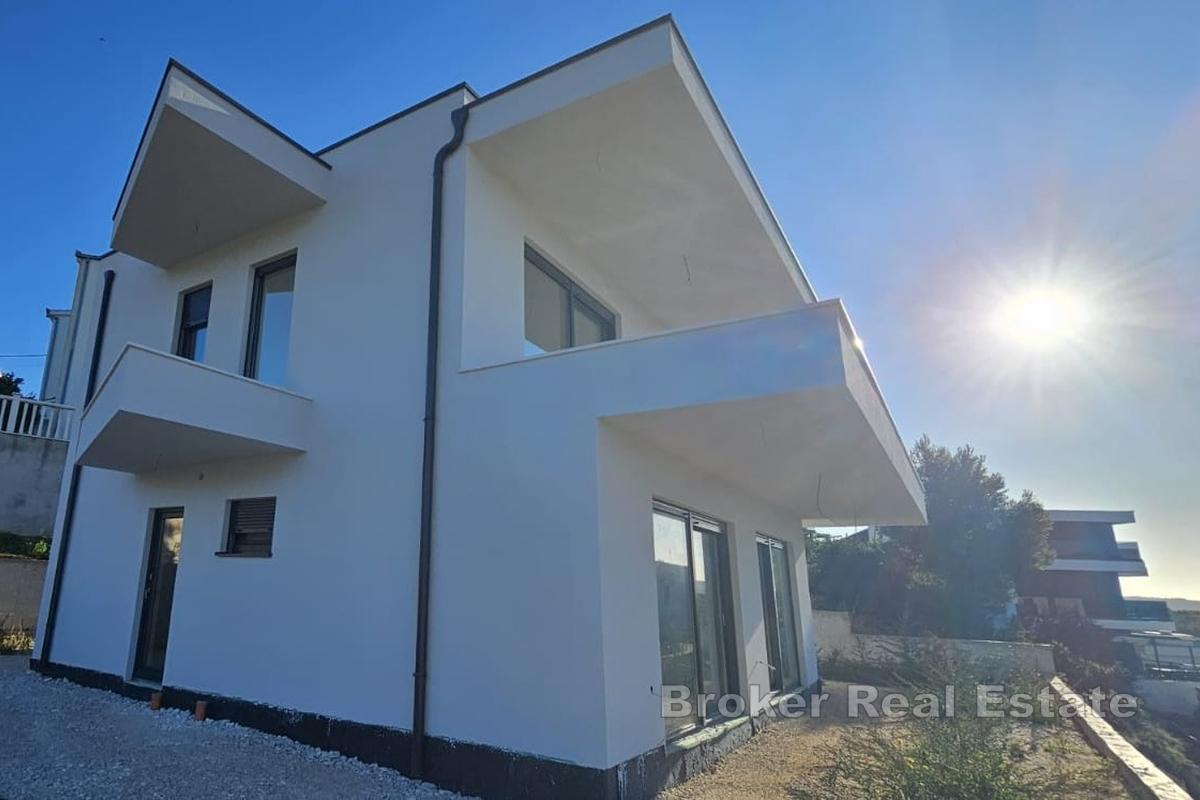 Zweistöckiges Haus mit Meerblick, im Rohbauzustand