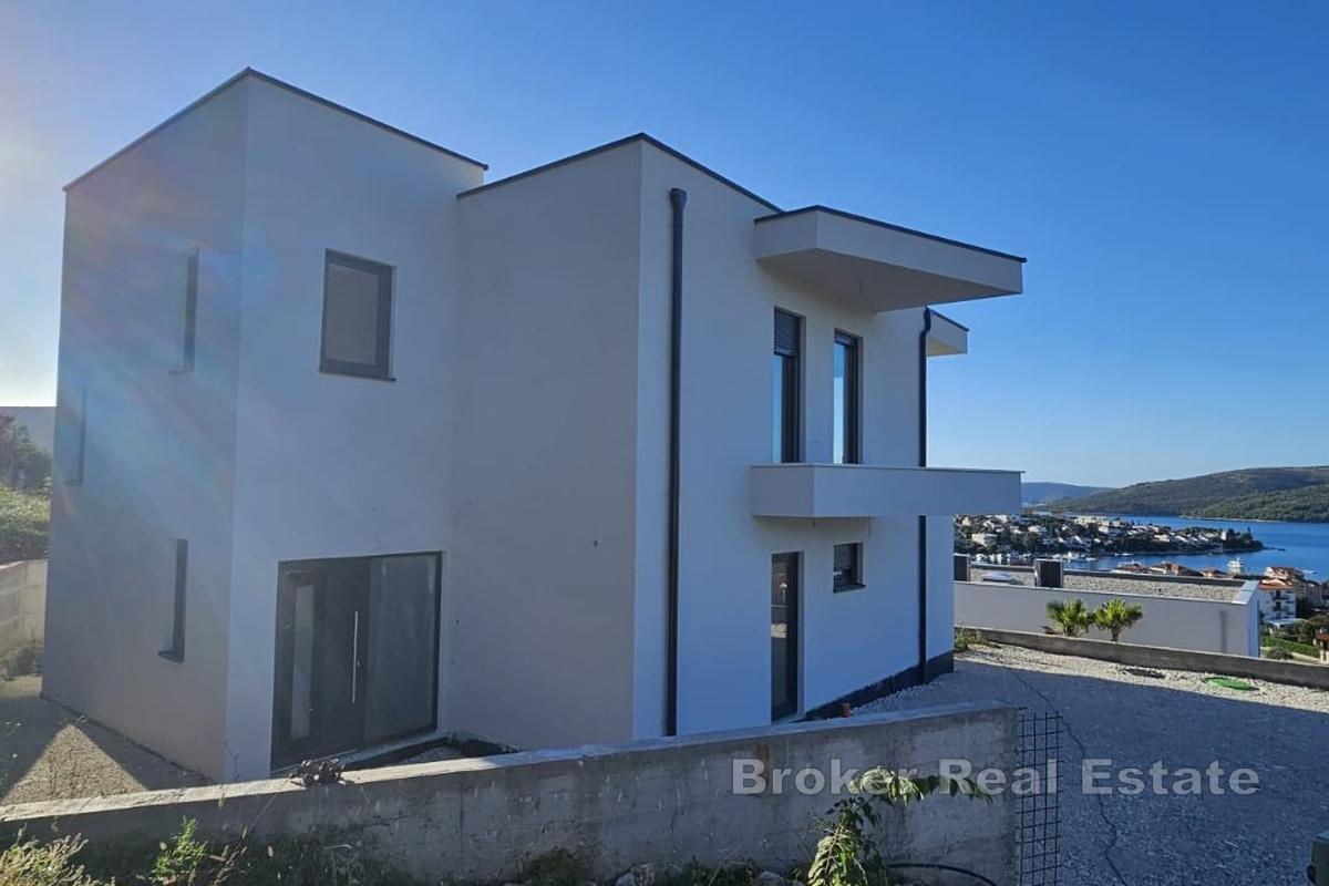 Zweistöckiges Haus mit Meerblick, im Rohbauzustand