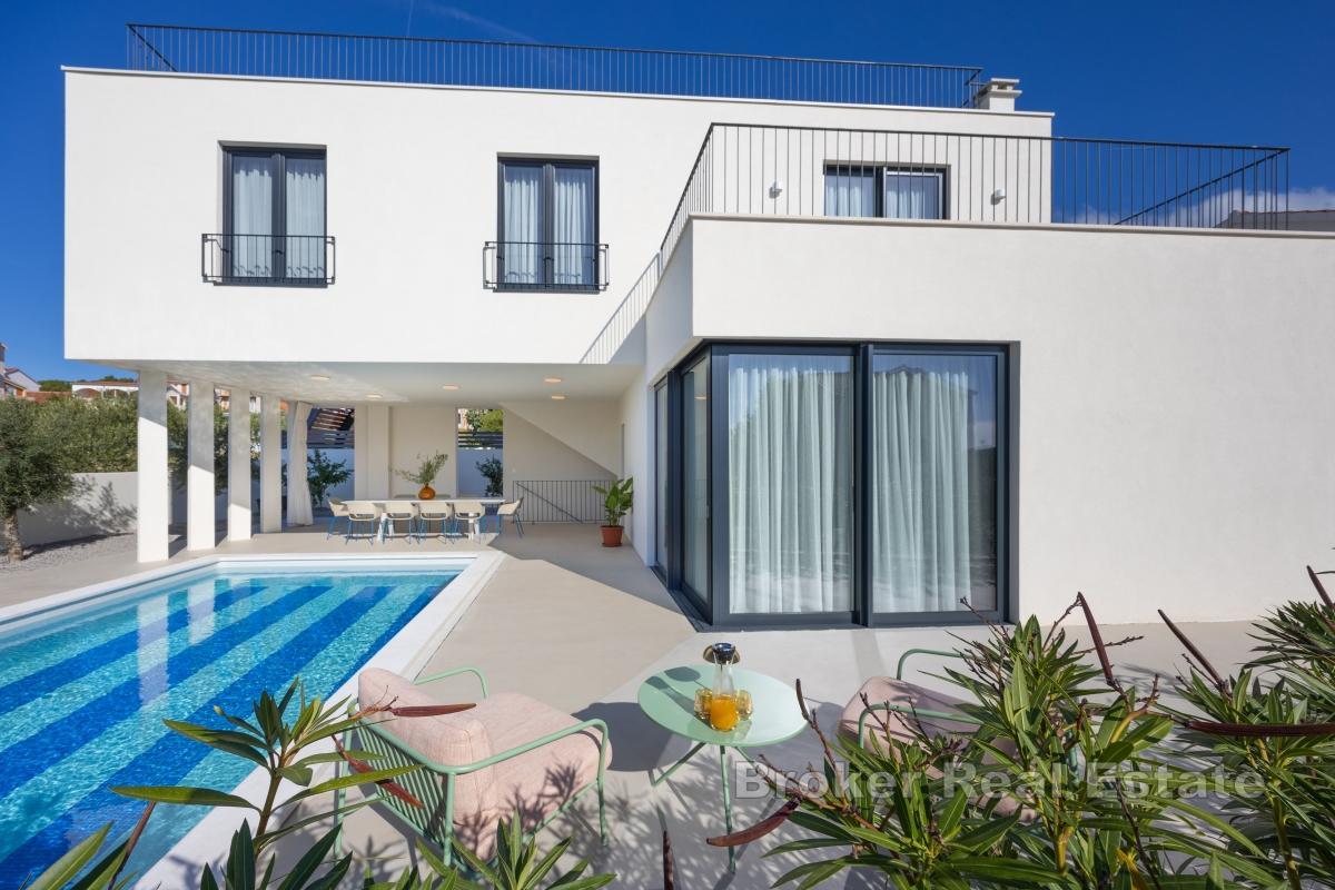 Villa med pool nära stranden